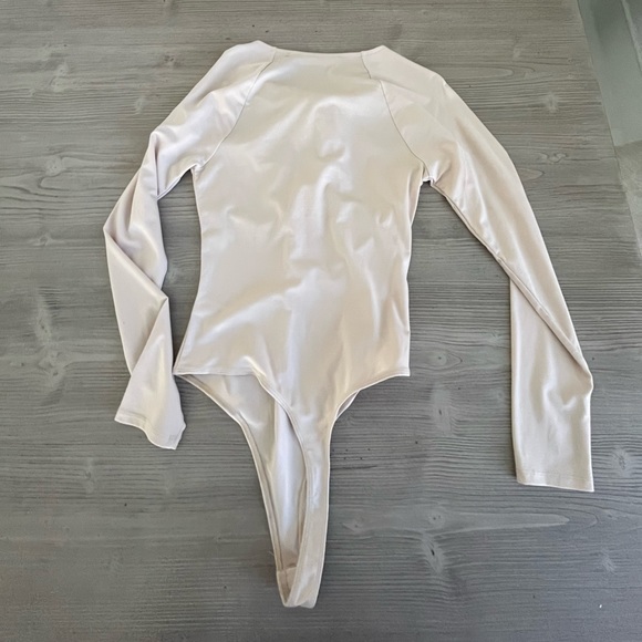 NWOT- ASTR THE LABEL- Multicutout long sleeve bodysuit in bone- Size M - Picture 7 of 7